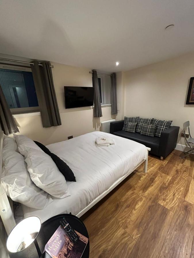 Modern Double Room With Sofa Эдинбург Экстерьер фото